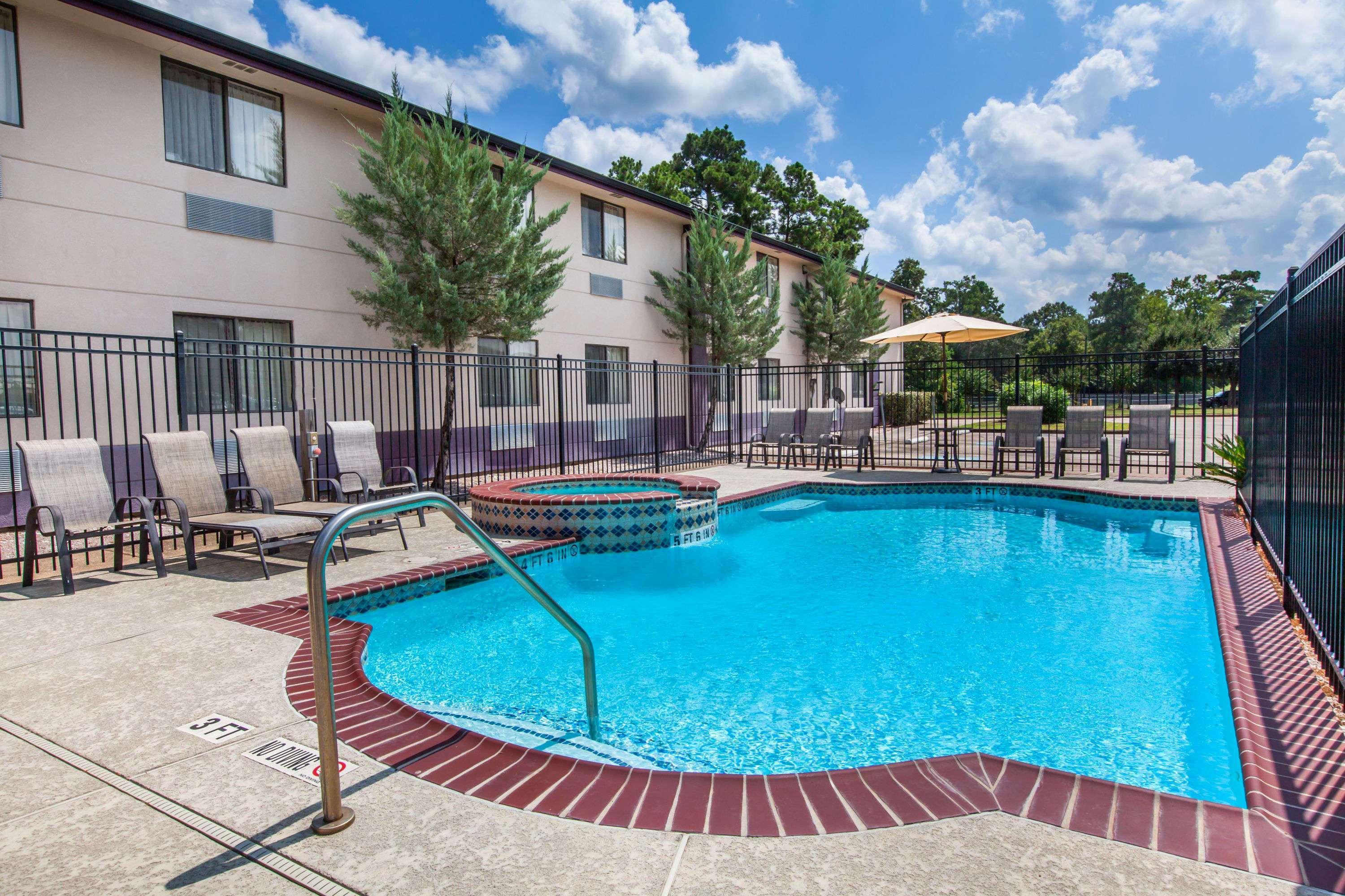 Super 8 By Wyndham Cleveland Tx Hotel Buitenkant foto