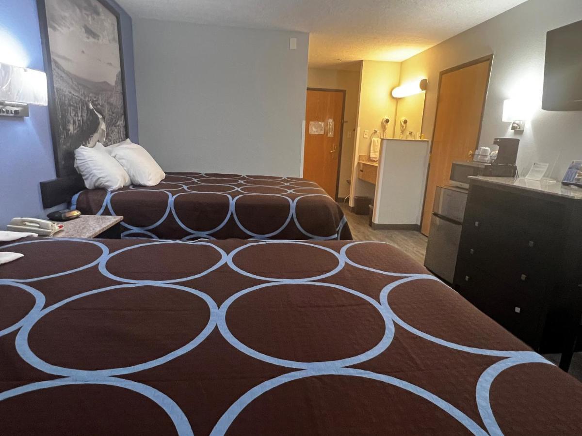 Super 8 By Wyndham Cleveland Tx Hotel Buitenkant foto