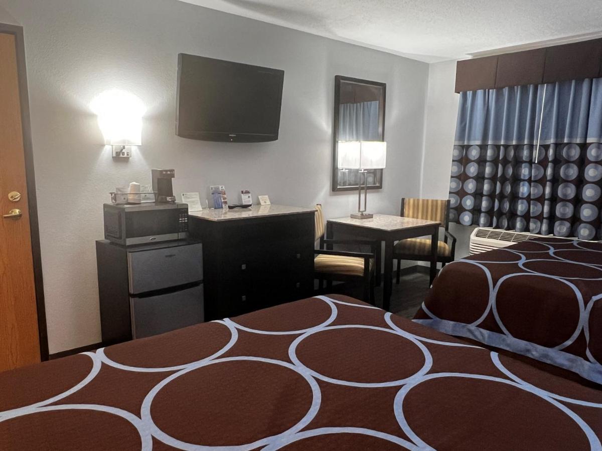 Super 8 By Wyndham Cleveland Tx Hotel Buitenkant foto