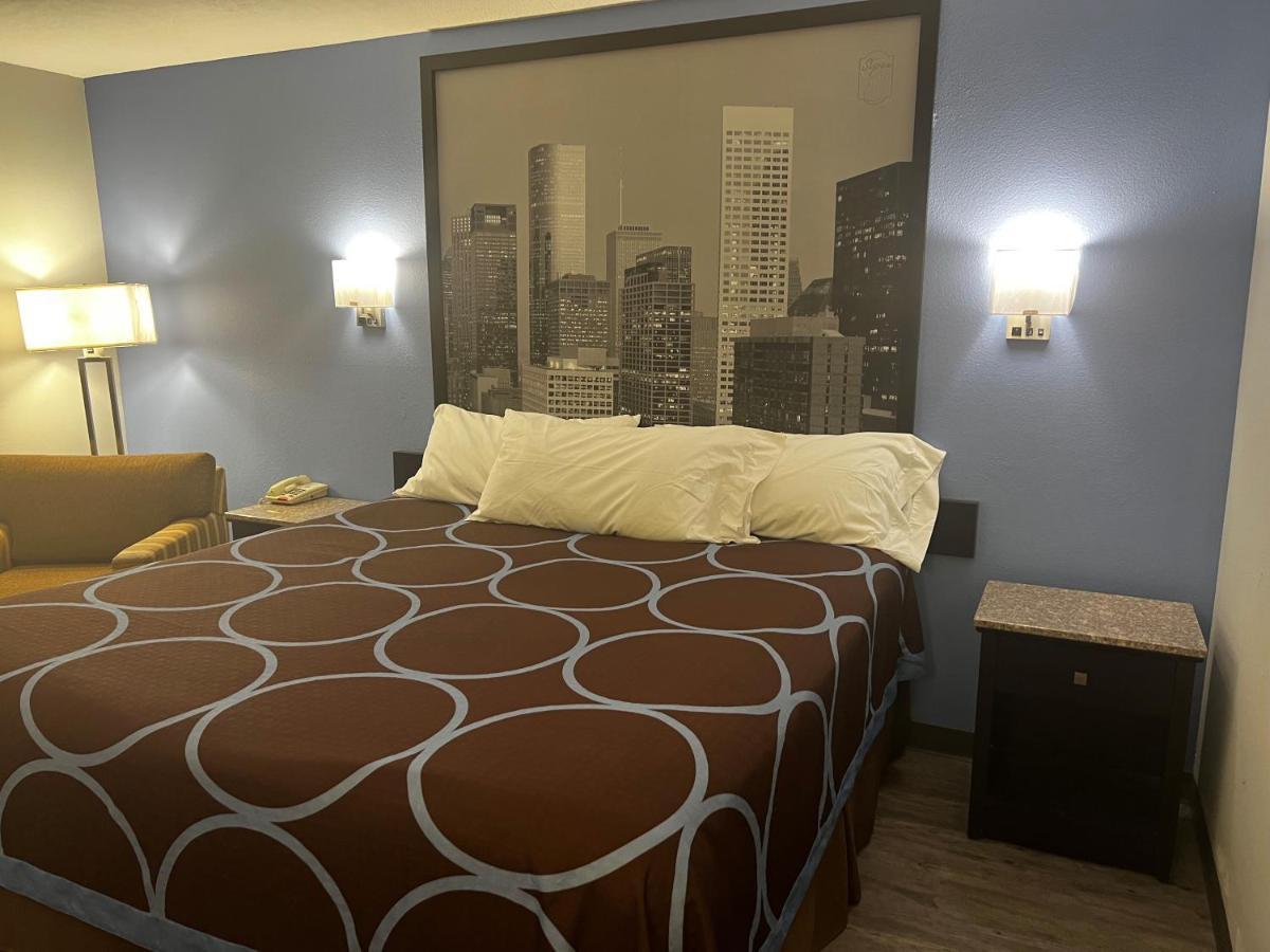 Super 8 By Wyndham Cleveland Tx Hotel Buitenkant foto