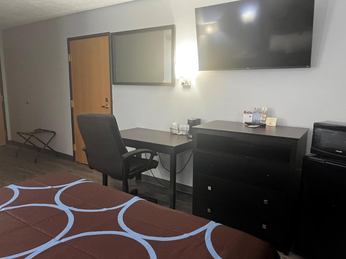 Super 8 By Wyndham Cleveland Tx Hotel Buitenkant foto
