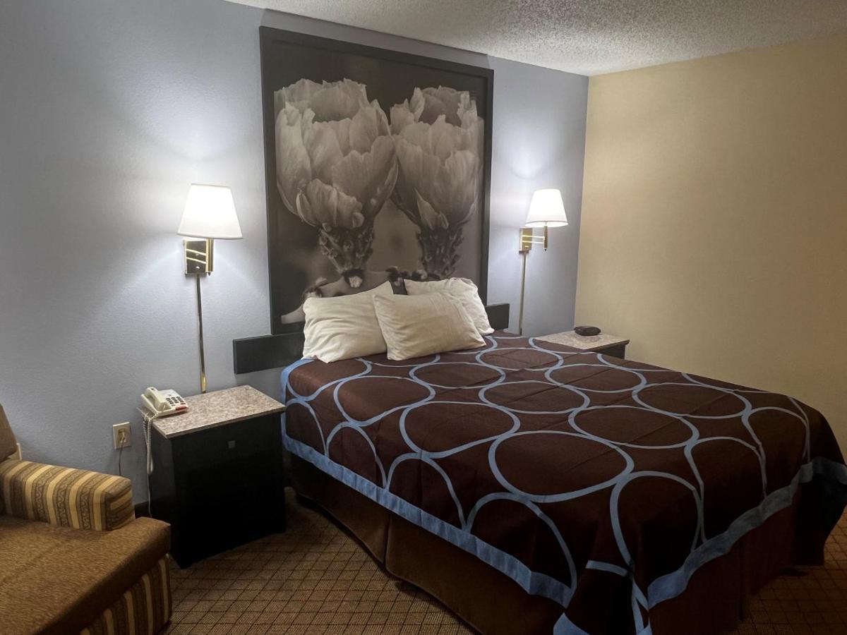 Super 8 By Wyndham Cleveland Tx Hotel Buitenkant foto