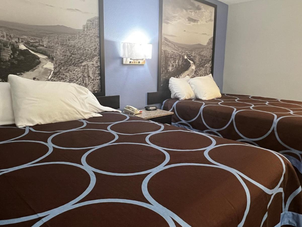 Super 8 By Wyndham Cleveland Tx Hotel Buitenkant foto
